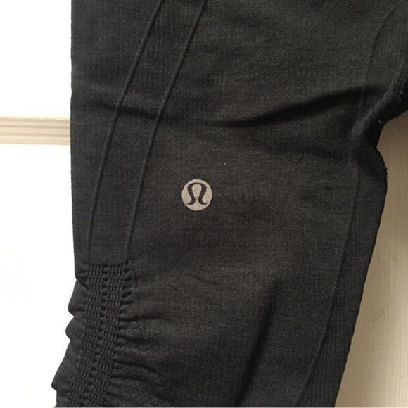 LULULEMON Heathered Deep Coal In The Flow Crop - Picture 6 of 7